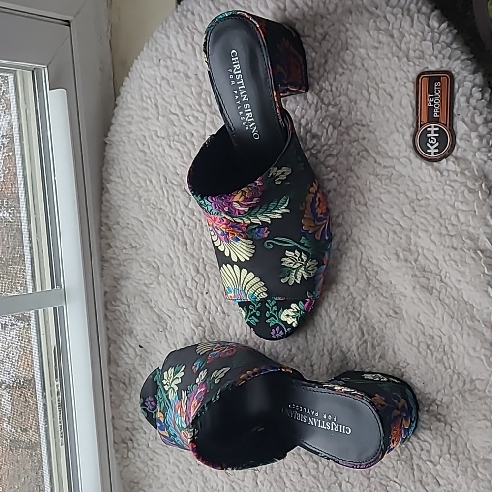 Detailed black slides with thick chunk heel. Only worn once.